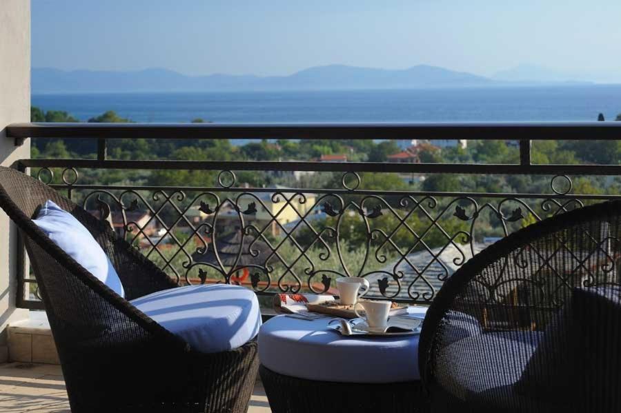 Iakovakis Suites & Spa Koropí Szoba fotó
